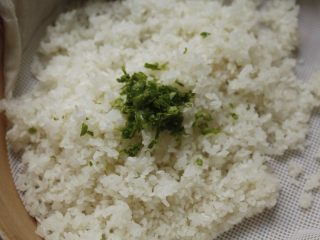 1、饭团便当,1片生菜叶子切碎,和米饭混合均匀。这样饭团上有一点点的绿色很漂亮,即使不包海苔直接捏????也是颜值担当。