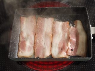 5、饭团便当,第三步,热锅入油,煎培根????和火腿片。