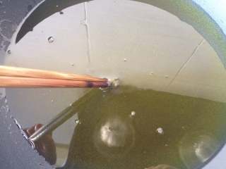 6、糖醋里脊,锅中倒入较多的油,中火烧热,筷子放入热油中会冒小泡