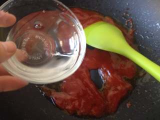 11、糖醋里脊,倒入适量清水