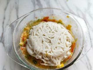 8、做饼＋美味的面条披萨饼,加入煮熟的面条。