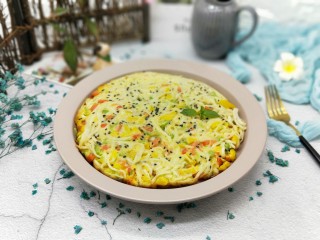 13、做饼＋美味的面条披萨饼,用铲子铲出，装盘。