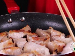 6、家常红烧肉的正确做法，做法简单又香又美味,锅中加入少量的植物油（五花肉很肥了，但是如果锅里没有油的话直接下锅肉容易糊锅）降入几块姜片炒香后，将肉块下锅煎至两面焦黄，把多余的油逼出后即