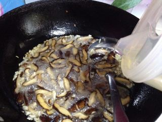 8、香菇菌子油,看到香菇稍微变小时加入剩余的花生油继续，期间要不断翻搅，以免上色不均匀或 糊锅