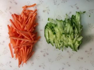 1、米饭三明治,胡萝卜和黄瓜切丝。