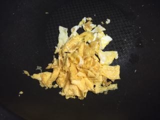 2、米饭三明治,锅里热油,鸡蛋打散,下锅煎熟,起锅。