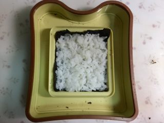 5、米饭三明治,其中一张海苔放进模具里,盖上一层米饭