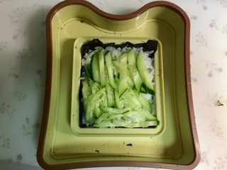 6、米饭三明治,铺上黄瓜丝