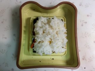 10、米饭三明治,再盖上一层米饭。