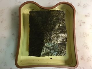 11、米饭三明治,盖上另一片海苔。