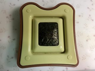 12、米饭三明治,然后用另一半模具盖上,压实,