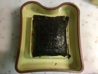 13、米饭三明治,多余的边角可以用剪刀修剪一下。