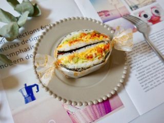 14、米饭三明治,把米饭三明治从中间对半切开,包上硅油纸。
