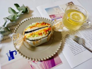 16、米饭三明治,配上一杯柠檬蜂蜜茶,享用美味~