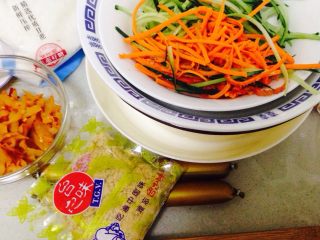 1、小米寿司,所有蔬菜材料擦丝备用（妈妈胃不好这样容易消化）