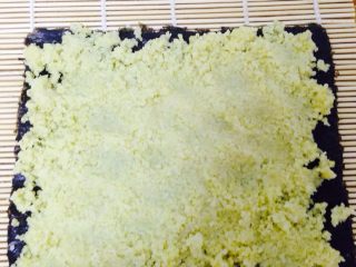 3、小米寿司,按照一般寿司步骤开始，注意纯小米黏度不高一定要用勺子背部反复碾压
