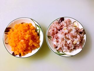 2、培根胡萝卜鸡蛋卷饭团,胡萝卜洗净削皮,切成小粒,培根切成小粒,备用