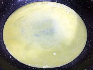 4、培根胡萝卜鸡蛋卷饭团,待表面有微小起泡,蛋液凝固