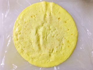 7、培根胡萝卜鸡蛋卷饭团,案板上铺一张30cm见方的保鲜膜,将蛋皮置于中间,备用
