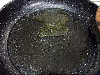 8、培根胡萝卜鸡蛋卷饭团,开小火,锅内倒少许油