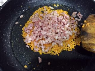 11、培根胡萝卜鸡蛋卷饭团,倒入培根粒,保持小火