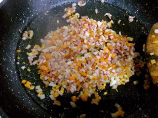 12、培根胡萝卜鸡蛋卷饭团,继续翻炒