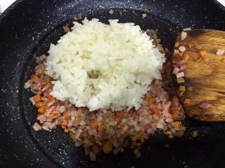 13、培根胡萝卜鸡蛋卷饭团,倒入糯米饭