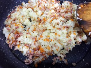 14、培根胡萝卜鸡蛋卷饭团,翻炒均匀