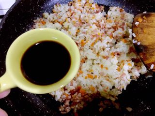 15、培根胡萝卜鸡蛋卷饭团,倒入生抽