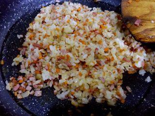 16、培根胡萝卜鸡蛋卷饭团,翻炒均匀,关火