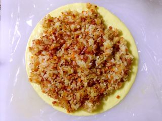 17、培根胡萝卜鸡蛋卷饭团,将炒好的米饭铺在蛋皮上