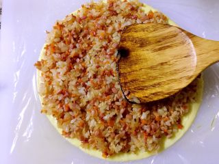 18、培根胡萝卜鸡蛋卷饭团,用锅铲背面轻轻按压,让米饭压紧压实