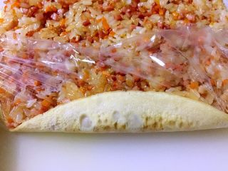 20、培根胡萝卜鸡蛋卷饭团,掀起保鲜膜一边,开始卷饭团