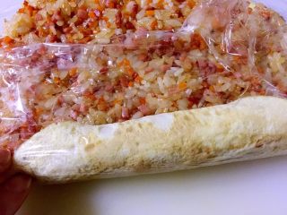 21、培根胡萝卜鸡蛋卷饭团,一边卷,一边轻轻捏紧