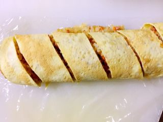 23、培根胡萝卜鸡蛋卷饭团,用刀切成斜块状