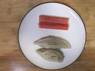 1、超满足便当（24）,饭卷的原料 鱼圆和米饭一起蒸 蟹棒冰箱拿出来 准备煎