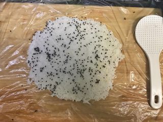 8、超满足便当（24）,勺一般出来 用饭勺压一压 手也可以 戴了手套 然后撒一些黑芝麻