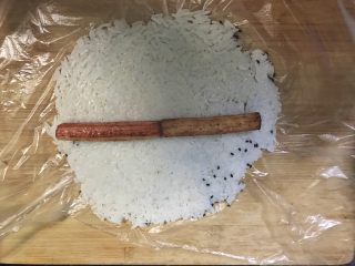 9、超满足便当（24）,然后翻一面 我用的是两个保鲜袋剪开 有保鲜膜也可以 翻面之后 放上蟹棒