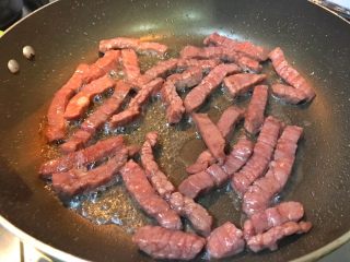 17、超满足便当（24）,到牛肉变色 放入泡菜翻炒