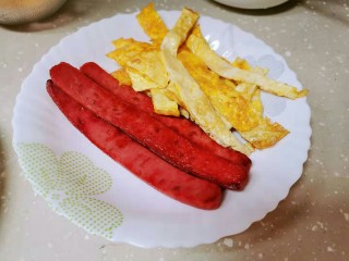 3、零难度，教你做好吃又好看的寿司卷。,把火腿，鸡蛋煎好。鸡蛋切条条。