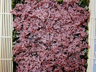 5、零难度，教你做好吃又好看的寿司卷。,海苔上铺上紫米。