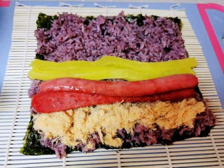 8、零难度，教你做好吃又好看的寿司卷。,放上酸瓜。