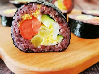 14、零难度，教你做好吃又好看的寿司卷。,搞定，切小块。