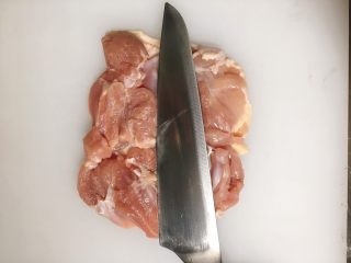 2、鸡肉紫苏培根卷佐京葱芥末酱, 先把鸡肉片薄,片大。上回好多朋友反映说不会片鱼…嗯,其实类似,先从肉中间入刀,往左片,不片断…