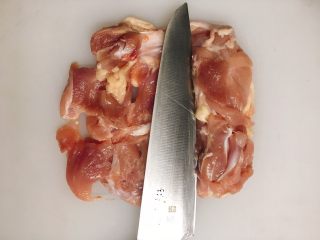 3、鸡肉紫苏培根卷佐京葱芥末酱, 然后从中间往右,也是不片断。把鸡肉改刀成原本的两倍大,一半厚…