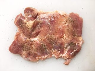 4、鸡肉紫苏培根卷佐京葱芥末酱, ok,接下来撒盐,胡椒。本着尊重食材的原则,我不打算加更多的调味料了…