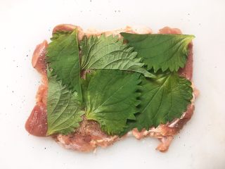 5、鸡肉紫苏培根卷佐京葱芥末酱, 然后,青紫苏(大叶)均匀铺在鸡肉上…