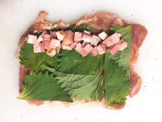 6、鸡肉紫苏培根卷佐京葱芥末酱, 接着把培根丁码到一头…
