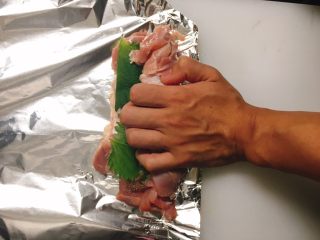 7、鸡肉紫苏培根卷佐京葱芥末酱, 把鸡肉卷起来,同样,记得要卷紧,不然做出来的鸡肉卷会很松散……