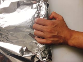 8、鸡肉紫苏培根卷佐京葱芥末酱, 和鱼卷一样的方法,把鸡卷用锡纸卷好…